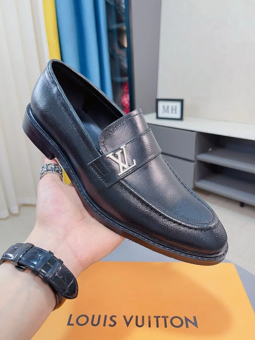 Men's shoes💰438🌹🌹【Louis Vuitton] LV official website synchronizes casual formal leather shoes, imported Italian first-layer calfskin, the leather feels natural and comfortable, and the flowing shoe body design embodies an extraordinary superior wearing experience. Smooth and tight hand-stitched seams achieve extraordinary noble taste. The lining is made of cowhide, which is high-end, comfortable and breathable, telling the man's high-spirited heart. Number of items in stock: 38-44 45 can be customized.